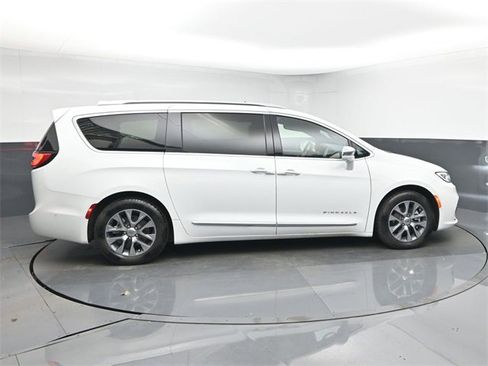 Used 2022 Chrysler Pacifica Pinnacle image 8
