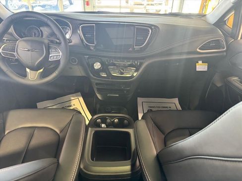 Used 2026 Chrysler Pacifica Select image 15