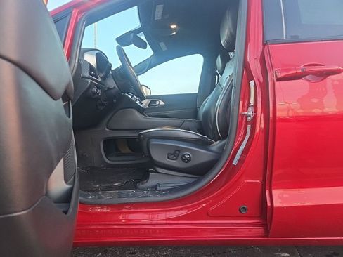 Used 2025 Chrysler Pacifica Limited image 2