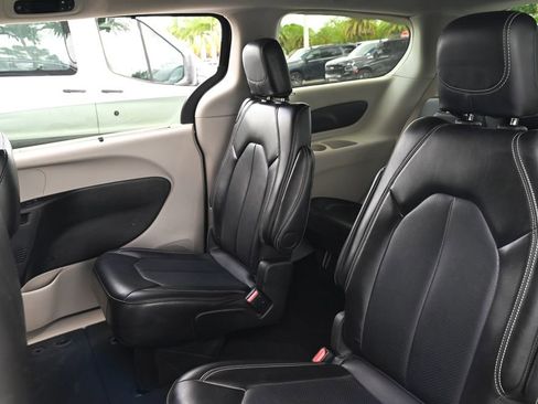 Used 2024 Chrysler Pacifica Touring-L FWD image 17