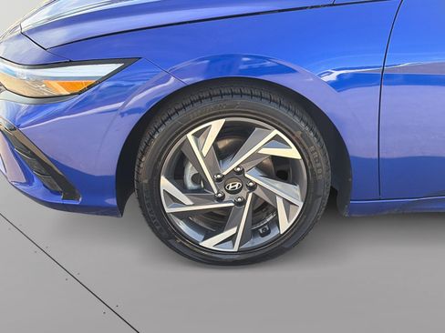 Certified 2025 Hyundai Elantra Limited FWD image 4