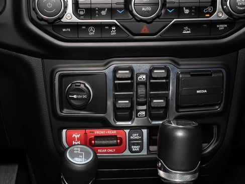 Used 2023 Jeep Gladiator Rubicon w/ Cold Weather Group AWD/4WD image 20