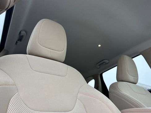 Used 2019 Jeep Cherokee Latitude w/ Popular Appearance Group image 17