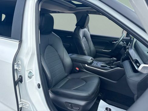 Used 2024 Toyota Highlander XLE FWD image 31