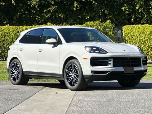 Certified 2025 Porsche Cayenne AWD/4WD image 10