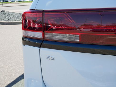 Used 2024 Volkswagen Atlas Peak Edition SE AWD/4WD image 17