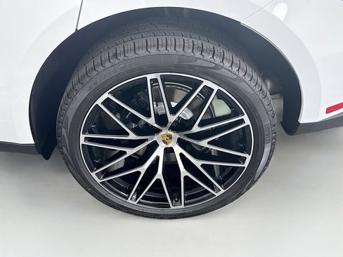 Used 2026 Porsche Macan AWD/4WD image 32