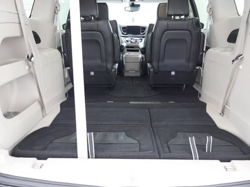 Used 2024 Chrysler Pacifica Touring-L image 28