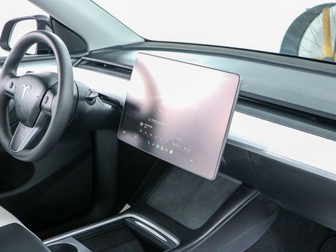 Used 2024 Tesla Model Y Long Range RWD image 23