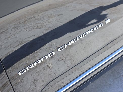 Used 2024 Jeep Grand Cherokee L Summit image 13