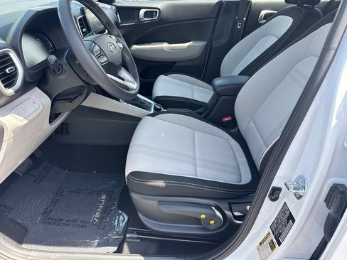 Used 2025 Hyundai Venue SEL FWD image 10