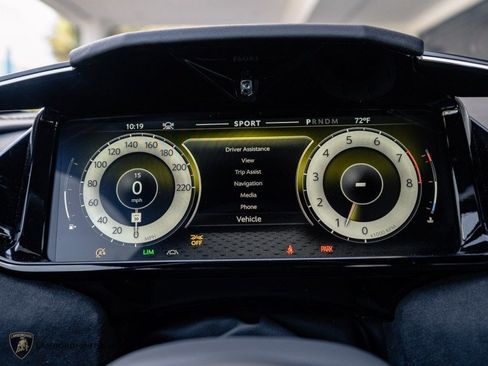 Used 2025 Aston Martin V8 Vantage Coupe image 14