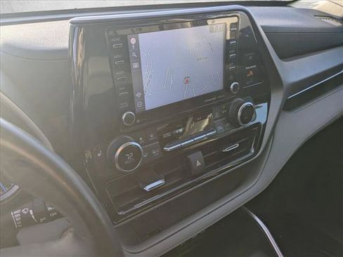 Used 2022 Toyota Highlander XLE FWD image 12