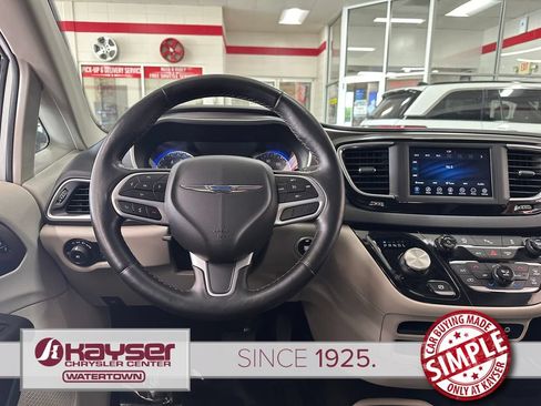 Used 2020 Chrysler Pacifica Touring-L FWD image 15