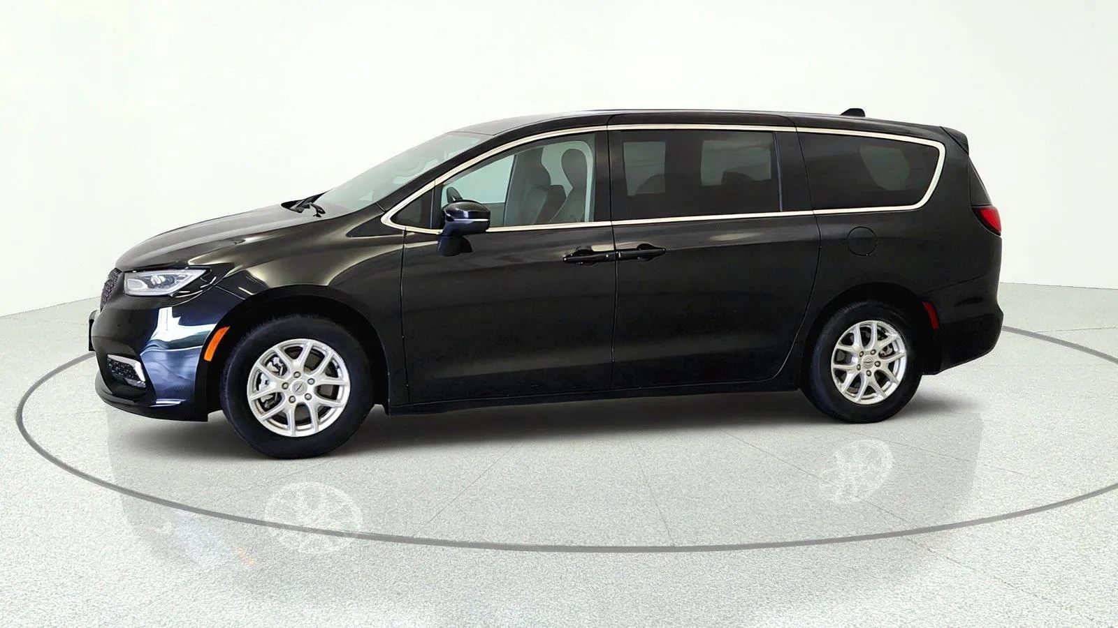 Used 2023 Chrysler Pacifica Touring-L FWD image 3