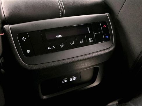 Used 2024 Nissan Pathfinder SV image 29