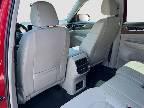Used 2024 Volkswagen Atlas SE w/ Panoramic Sunroof Package FWD image 25