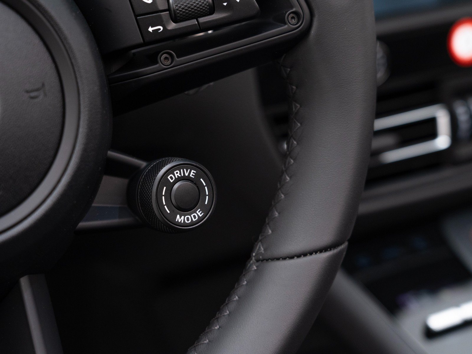 Certified 2026 Porsche Macan AWD/4WD image 27