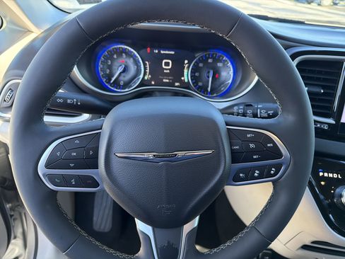 Used 2024 Chrysler Pacifica Touring-L image 20