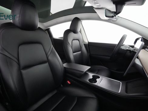 Used 2022 Tesla Model Y Long Range image 8