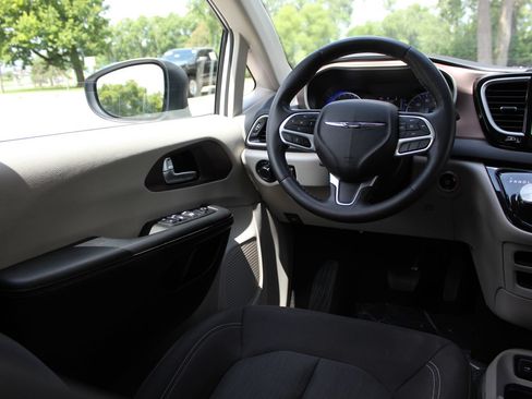 Used 2023 Chrysler Voyager LX FWD image 10