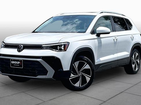 Used 2025 Volkswagen Taos SE w/ Panoramic Sunroof Package AWD/4WD image 1