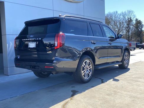 Used 2025 Ford Expedition Active image 4