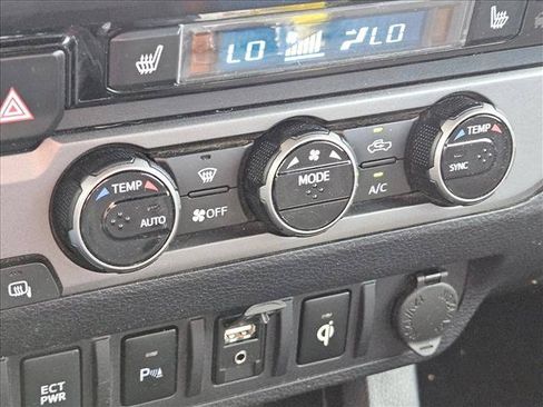 Used 2017 Toyota Tacoma TRD Off-Road AWD/4WD image 14