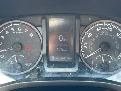 Used 2016 Toyota Tacoma TRD Off-Road w/ Towing Package AWD/4WD image 10