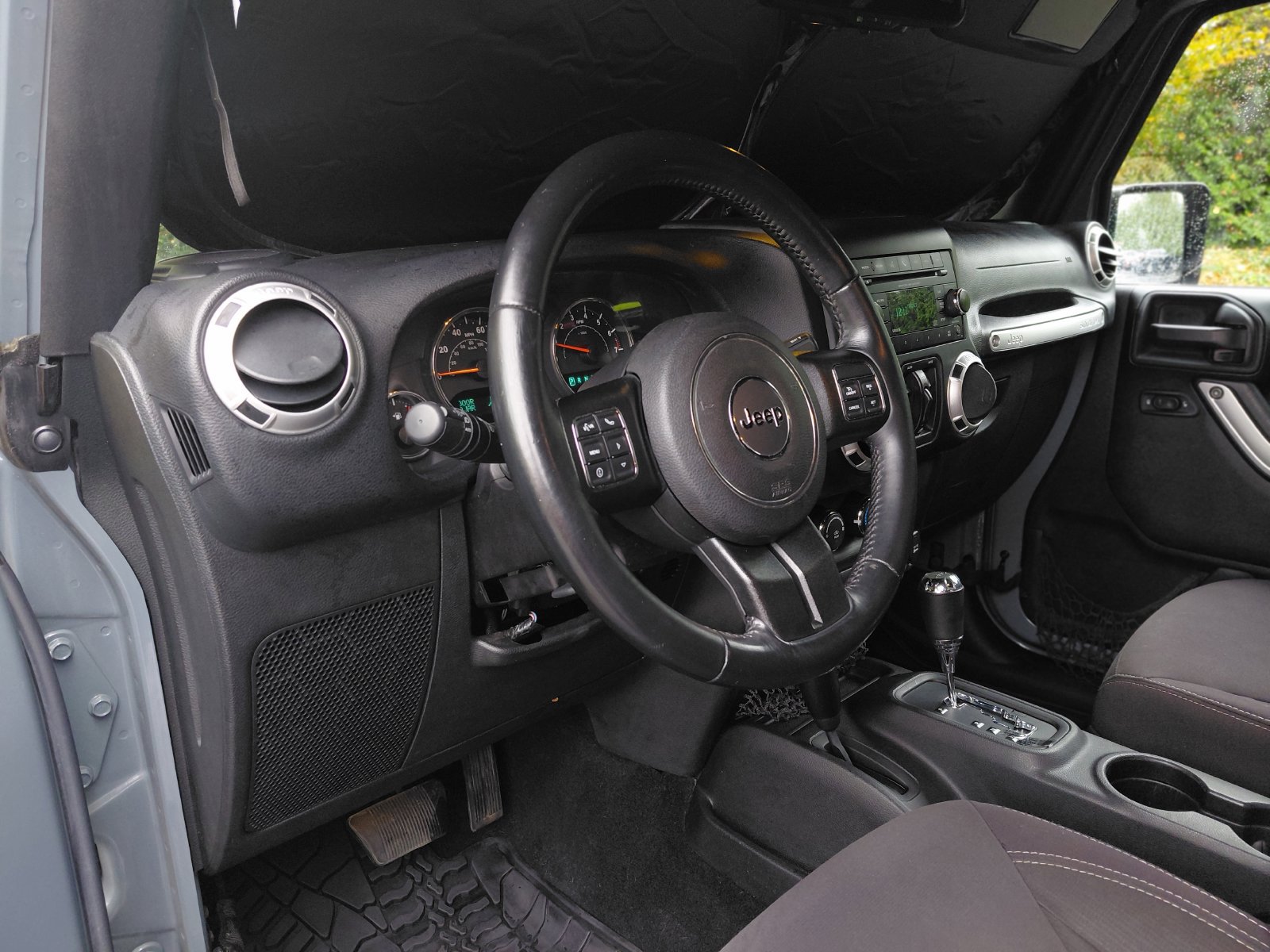 Used 2015 Jeep Wrangler Unlimited Sahara w/ Connectivity Group AWD/4WD image 14