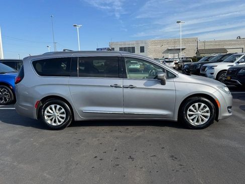 Used 2018 Chrysler Pacifica Touring-L image 2