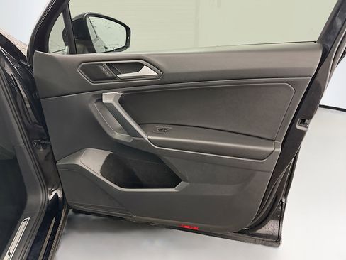 Used 2020 Volkswagen Tiguan SE R-Line image 33