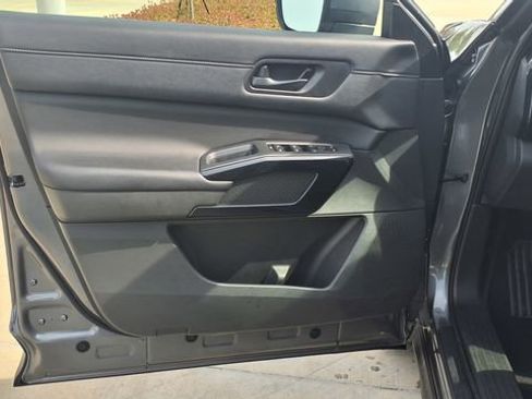 Used 2025 Nissan Pathfinder SV image 15