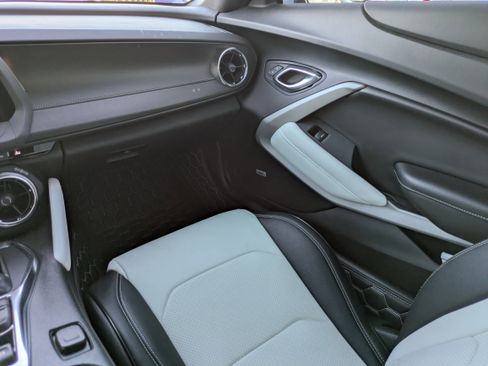 Used 2021 Chevrolet Camaro LT w/ Technology Package image 9