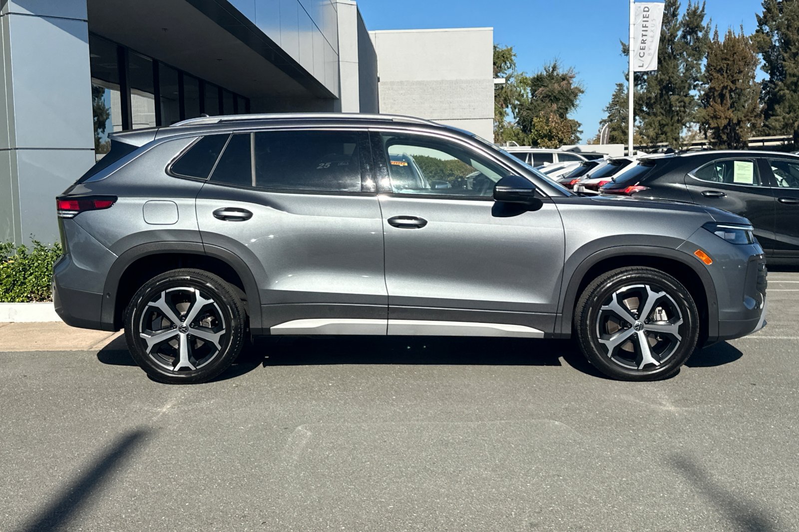 Used 2025 Volkswagen Tiguan SE AWD/4WD image 3
