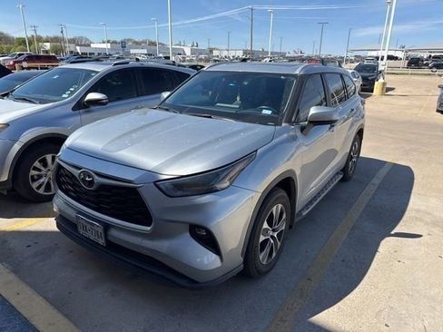 Used 2023 Toyota Highlander XLE image 3