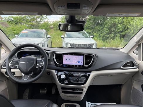 Used 2024 Chrysler Pacifica Touring-L FWD image 23