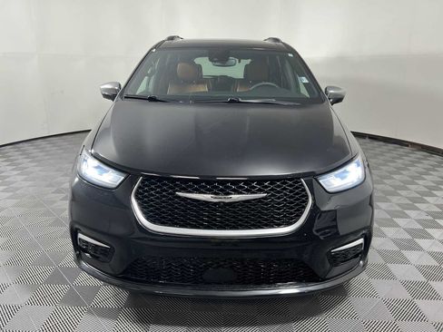 Used 2025 Chrysler Pacifica Pinnacle FWD image 2