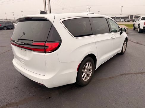 Used 2023 Chrysler Pacifica Touring-L FWD image 3