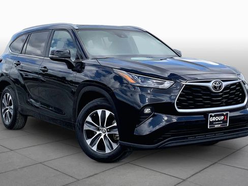 Used 2023 Toyota Highlander XLE image 3