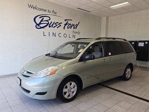 Used 2010 Toyota Sienna CE image 1