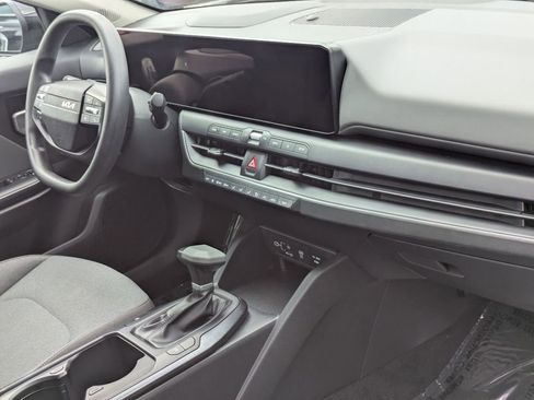 Used 2025 Kia K4 LXS image 30