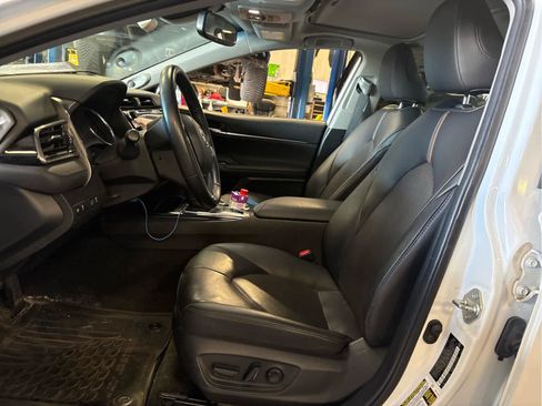 Used 2020 Toyota Camry XLE w/ Sunroof Package FWD image 5