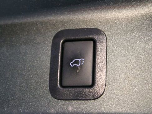 Used 2018 Toyota Highlander XLE AWD/4WD image 19
