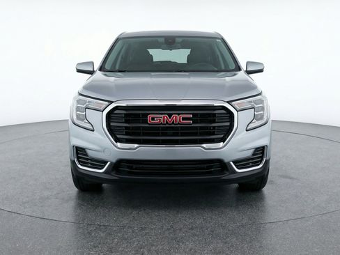 Used 2024 GMC Terrain SLE FWD image 2