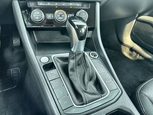 Used 2024 Volkswagen Jetta SE FWD image 19