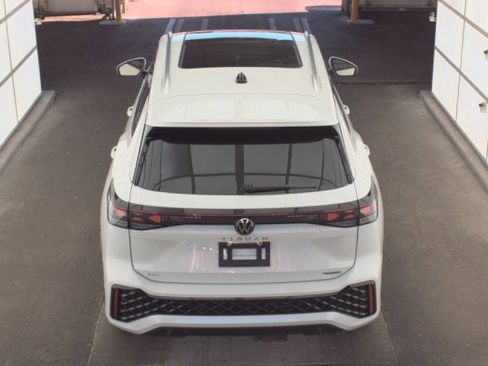 Used 2025 Volkswagen Tiguan SEL R-Line image 5