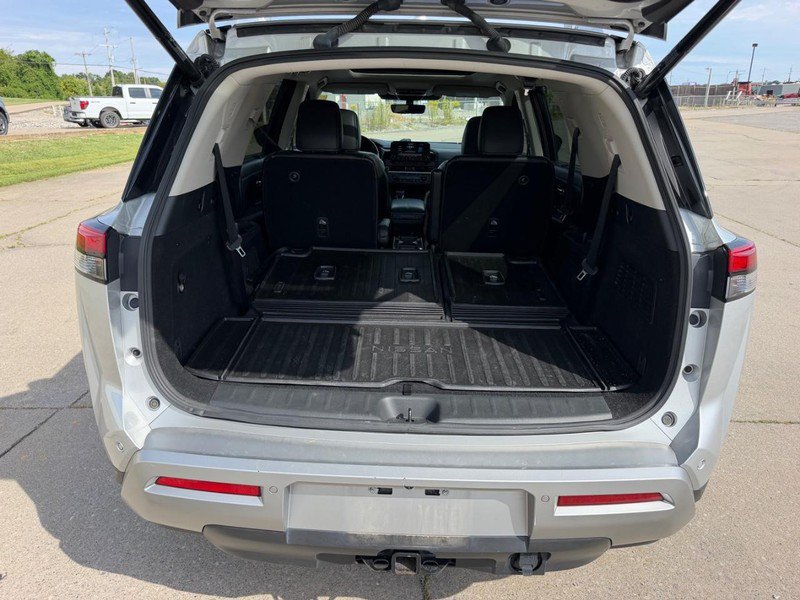 Used 2023 Nissan Pathfinder Platinum AWD/4WD image 5