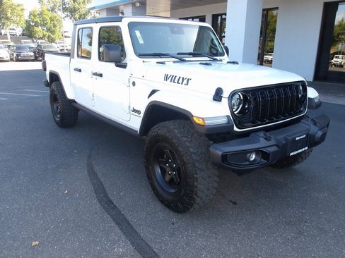 Used 2024 Jeep Gladiator Sport image 2