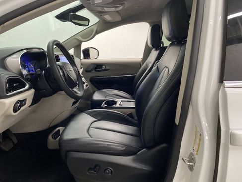 Used 2024 Chrysler Pacifica Select image 14